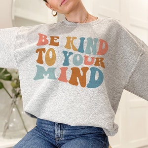 Felpa con cappuccio per la salute mentale "Sii gentile con la tua mente", felpa con cappuccio per la positività, felpa con cappuccio per l'ansia, consapevolezza della salute mentale, girocollo retrò