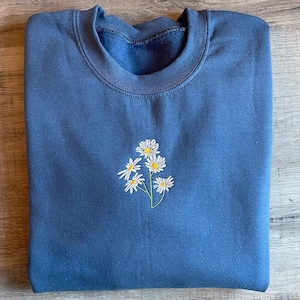 Moletom bordado com margaridas, gola redonda, moletom com margaridas, moletom com flores, moletom floral, moletom botânico, moletom com plantas, moletom com natureza