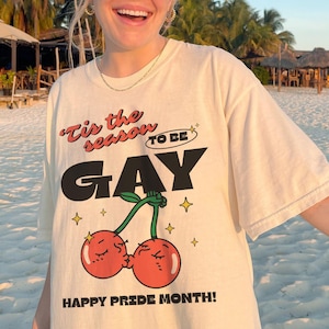 Maglietta Tis The Season to be Gay Maglietta LGBTQ Maglietta Pride Maglietta Queer Pride Maglietta Gay Pride LGBTQ Regalo Queer Vestito Pride Sottile
