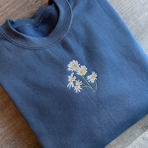 Gänseblümchen bestickt Crewneck Daisy Sweatshirt Blumen Sweatshirt Blumen Sweatshirt Botanisches Sweatshirt Pflanzen Sweatshirt Natur Sweatshirt