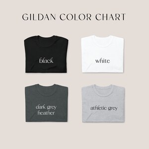 Op de afbeelding: Een kleurenkaart voor Gildan T-shirts, met vier verschillende kleuren: zwart, wit, donkergrijs melange en sportgrijs.