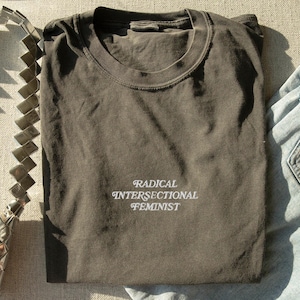 Camiseta Feminista Radical Interseccional Bordada Camiseta Feminista Camiseta pelos Direitos das Mulheres Camiseta Pró-Escolha Camiseta Resistência Camiseta Igualdade de Direitos