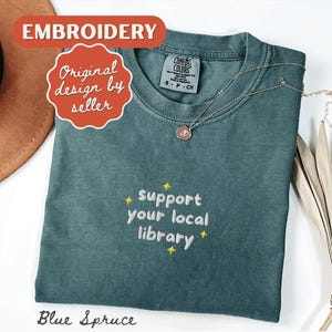 Soutenez la chemise brodée de votre bibliothèque locale Chemise de justice sociale Interdictions de livres Soutenez les bibliothécaires Livres LGBTQIA Cadeau de bibliothécaire Chemise de lecteur