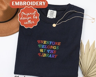 Iedereen hoort bij de bibliotheek Geborduurd shirt Verboden boeken gelezen Shirt boeken redden levens Steun openbare bibliotheken shirt shirt LGBTQ-boeken