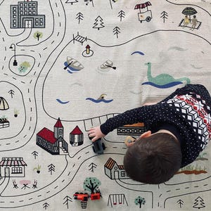 Großer Spielzimmer Teppich aus Bio-Baumwolle, Montessori Jungen Matte, Ungiftiger Baby Teppich, Kinder City Print Spielen, Modellauto Stadt, Spielzeug Road Runner