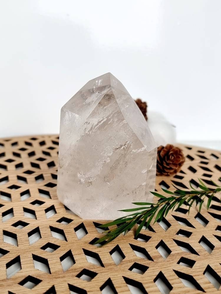 Pointe de Cristal Roche Polie 0.315 Kg. Roche, Guérison et Lumiére, Pierre Naturelle, Lithothérapie,