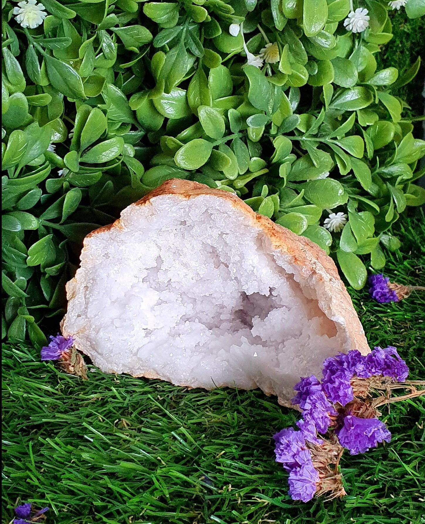 Très Jolie Géode de Cristal Roche Plein Cristaux Quarts Blancs, Clairs Scintillants, Lithothérapie