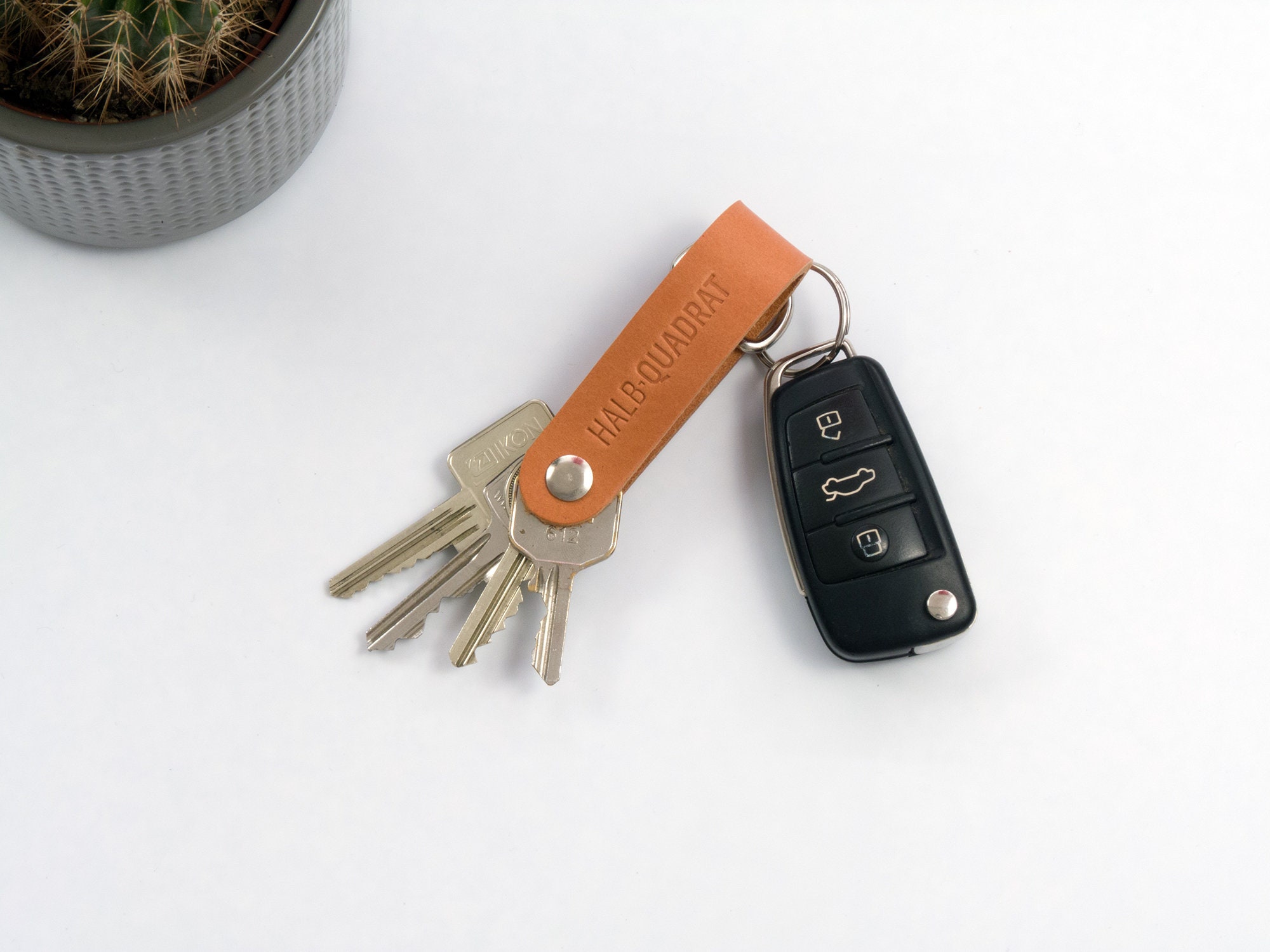 Schlüssel Hülle Leder Auto Schlüsseltasche mit schlüsselanhänger für  Keyless Go Fernbedienung Autoschlüssel Schwarz Nähen 1 Stück Modell B :  : Auto & Motorrad