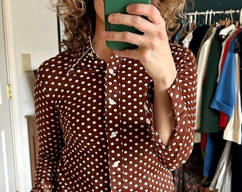 Camisa feminina de bolinhas com gola pontiaguda e botões, estilo anos 70 | Camisa vintage | Blusa dos anos 70