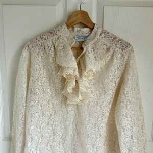 Vintage crèmekleurige kanten jaren 70 blouse met kraag met ruches | Button-down voor dames | Middelgrote bohotop