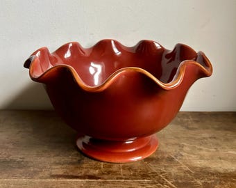 Frutero marrón, centro de mesa de cerámica vintage con borde ondulado y pedestal