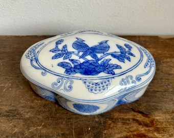 Pudełko na drobiazgi z porcelany w kolorze niebieskim i białym w stylu azjatyckim | Cottagecore Farmhouse Decor