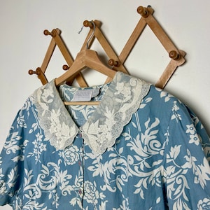 80&#39;s Light Blue Floral Cottagecore Blouse with Lace Granny Collar Sz Large