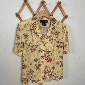 Vintage Women&#39;s Floral Buttercream Short Sleeve Button Down Blouse Size Small with Tie Back 100% Rayon