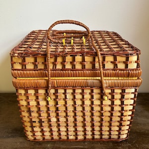 Großer Vintage gewebter Weiden-Picknick-Korb mit Gingham-Stofffutter und Verschlussgriff | Anglerkorb | Nähkorb | Dekorativer Korb