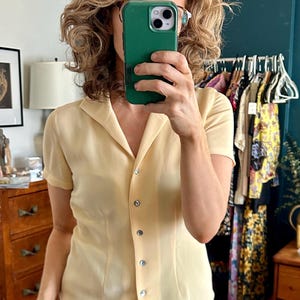 100% Silk Women&#39;s Vintage Buttercream Short Sleeve Button Down Blouse Size XS