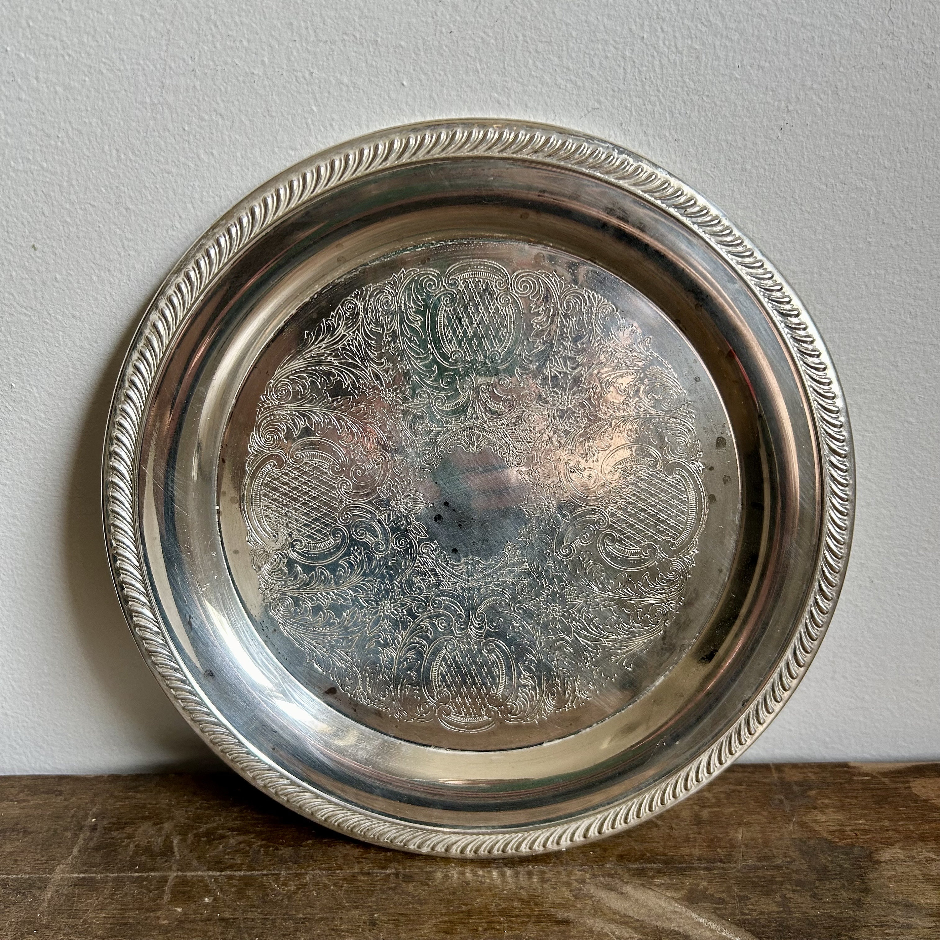 英国製 Falstaff 銀メッキ シルバートレイ 彫刻模様付き 英国製 Falstaff 銀メッキ シルバートレイ 彫刻模様付き ヴィンテージ