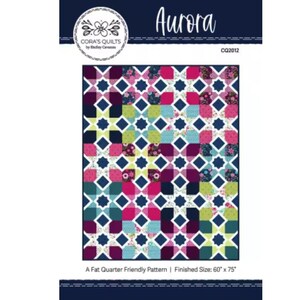 Może przedstawiać: Wzór na kołdrę o nazwie "Aurora" autorstwa Cora's Quilts. Projekt przedstawia geometryczny wzór z kwadratami i gwiazdami w odcieniach różu, zieleni, niebieskiego i fioletu. Rozmiar końcowy: 152 cm x 190 cm.
