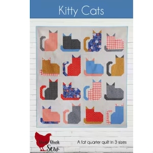 Può includere: Un modello di quilt intitolato "Kitty Cats" presenta una griglia di sedici disegni di gatti stilizzati in vari colori e motivi. I gatti sono disposti su uno sfondo chiaro. È visibile anche il testo "A fat quarter quilt in 3 sizes".