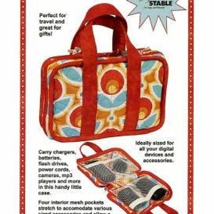 Könnte beinhalten: Eine rote und orangefarbene gemusterte Tragetasche mit Reißverschluss und zwei Henkeln. Die Tasche ist mit "Tech Tote" beschriftet und wird als ideal zum Tragen von Ladegeräten, Batterien, USB-Sticks, Stromkabeln, Kameras, MP3-Playern und vielem mehr beschrieben. Die Tasche hat vier innere Netztaschen, die sich dehnen, um verschiedene Accessoires in verschiedenen Größen aufzunehmen und einen klaren Blick auf ihren Inhalt zu ermöglichen.