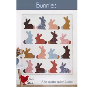 Pode incluir: Um padrão de colcha com silhuetas de coelhos em várias cores e padrões. A palavra "Bunnies" está no topo, e o texto "A fat quarter quilt in 3 sizes" está na parte inferior. A colcha tem um fundo branco.