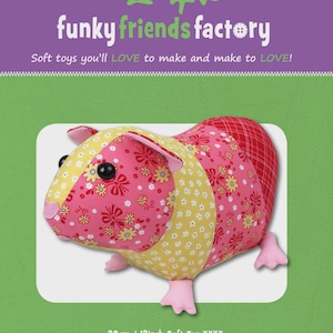Op de afbeelding: Een zacht speelgoed cavia genaamd Gertrude. Het speelgoed is ongeveer 30 cm lang en heeft een patchwork ontwerp met roze, gele en rode bloempatronen. De tekst "funky friends factory" en "Gertrude GUINEA PIG" is inbegrepen.