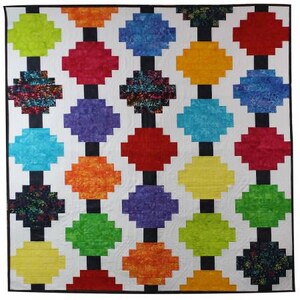 Könnte beinhalten: Ein farbenfroher Quilt mit einem sich wiederholenden Muster aus Kreisen in verschiedenen Farben, darunter Rot, Blau, Grün, Gelb, Orange und Lila. Die Kreise sind in Reihen und Spalten angeordnet, wobei schwarze Linien sie voneinander trennen. Der Hintergrund des Quilts ist weiß.