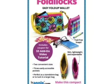 Pode incluir: Um anúncio de carteiras dobráveis fáceis Foldilocks. A imagem mostra várias carteiras com estampas florais e xadrez, além de um cupom para um tutorial em vídeo. As carteiras são finas, leves e expansíveis, com fechos de pressão sem ferramentas.