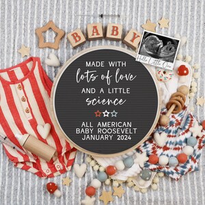 Pode incluir: Uma imagem de ultrassom em preto e branco de um bebê em uma moldura branca com o texto "Hello Little One" acima. Uma placa de quadro-negro com o texto "Made with lots of love and a little science" e "All American Baby Roosevelt January 2024". A placa é cercada por decorações vermelhas, brancas e azuis.