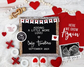 Könnte beinhalten: Ein schwarzes Buchstabenbrett mit dem Text "Adding a little more love! Baby truelove September 202X" umgeben von roten Herzen, ein roter Strampler mit dem Text "Here we grow again", ein Ultraschallbild und ein Holzspielzeug.