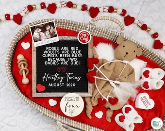 Può includere: Un annuncio di nascita a tema San Valentino con un cartello di ardesia nera che recita "Roses are red, violets are blue, Cupid's been busy because two babies are due! Hartley Twins August 202X". C'è una piccola immagine di ecografia con il testo "Love at First Sight" e un cartello di legno che dice "Soon to be a family of four".