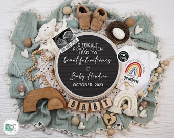 Pode incluir: Um quadro de letras preto com o texto "Difficult roads often lead to beautiful outcomes" e "Baby Hendrix October 2023". O quadro é cercado por uma variedade de itens para bebês, incluindo um arco-íris de madeira, um macacão branco com um arco-íris e o texto "After every storm comes a rainbow", uma cruz de madeira e um cogumelo de madeira.