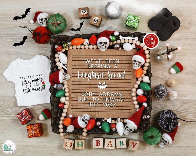 Op de afbeelding: Een baby-aankondiging met Halloween-thema met een houten bord waarop staat "We've been keeping a fangtastic secret. Baby Addams due to unwrap July 20XX". Het bord is omringd door verschillende Halloween-decoraties, waaronder schedels, pompoenen en lampjes.
