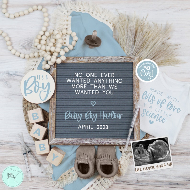 Puede incluir: Un anuncio de nacimiento con un tablero de letras que dice "No one ever wanted anything more than we wanted you Baby Boy Harlow April 2023". Hay bloques de madera que deletrean "Baby", un letrero azul y blanco "It's a Boy", un chupete, un par de mocasines marrones para beb&eacute;, un mameluco blanco con el texto "Made with lots of love & a little science", una imagen de sonograma y una cadena de cuentas de madera.