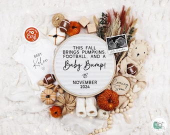 Puede incluir: Un body blanco con el texto "Baby Kelce" y un corazón, un tablero de letras blanco con el texto "This fall brings pumpkins, football, and a Baby Bump! November 2024", un body blanco con el texto "Personalized with Coyl", un pequeño peluche, un letrero de madera con el texto "Coming Soon", una pequeña imagen de ultrasonido con el texto "Hello Pumpkin", y varias decoraciones de otoño, incluyendo calabazas, balones de fútbol y una guirnalda de cuentas de madera.