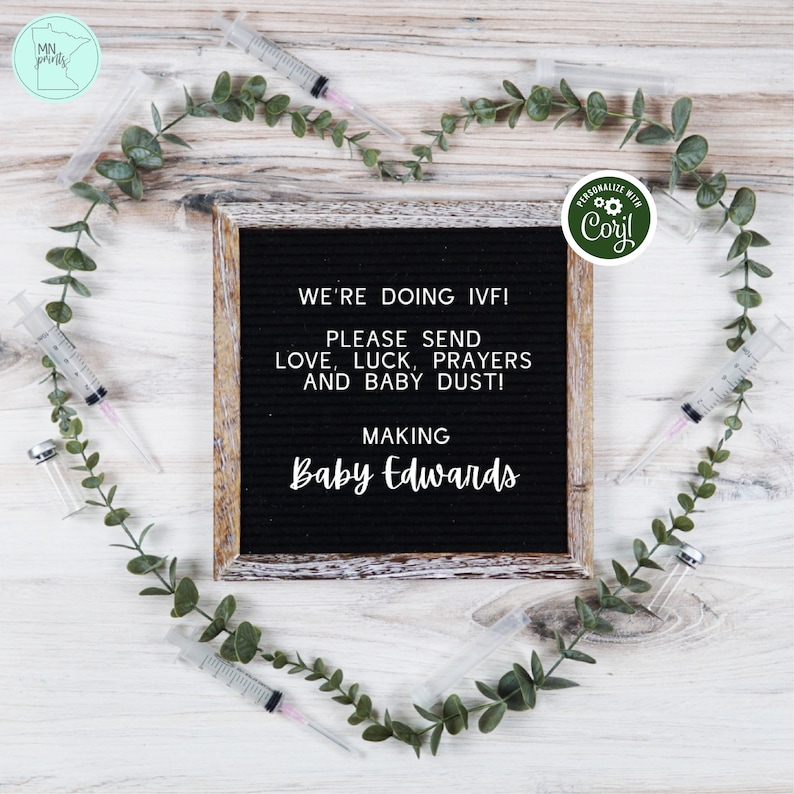 K&ouml;nnte beinhalten: Eine schwarze Buchstaben-Tafel mit Holzrahmen zeigt den Text "WE'RE DOING IVF! PLEASE SEND LOVE, LUCK, PRAYERS AND BABY DUST! MAKING Baby Edwards." Spritzen und Gr&uuml;n umgeben die Tafel. Ein rundes Logo lautet "Personalize with Corjl."