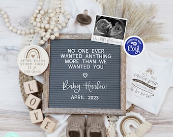 以下が含まれることがあります： グレーのレターボードに「No one ever wanted anything more than we wanted you」と「Baby Harlow April 2023」の文字が書かれています。  「LOVE」と綴られた木製のブロック、虹色の木製の看板には「After every storm there is a rainbow」の文字が書かれています。  白いロンパースには「I will not cause pain without allowing something new to be born」の文字が書かれており、茶色のベビーモカシンと小さな超音波画像があります。