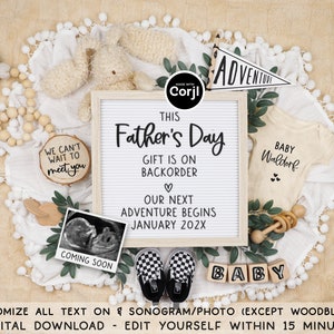 Könnte beinhalten: Eine Ankündigung zum Vatertag mit einer Buchstaben-Tafel mit der Aufschrift "This Father's Day Gift is on Backorder". Das Bild enthält Babykleidung, Schuhe, Holzblöcke mit der Aufschrift "BABY" und ein Ultraschallfoto. Thema: Baby-Ankündigung.