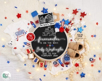 Puede incluir: Un letrero de pizarra con el texto "One more to Adore. We are so excited to say our last little firecracker is on the way! Baby Washington due to pop February 2024."  El letrero está rodeado de decoraciones rojas, blancas y azules, incluyendo estrellas, un mameluco de bebé y un par de botines de bebé.