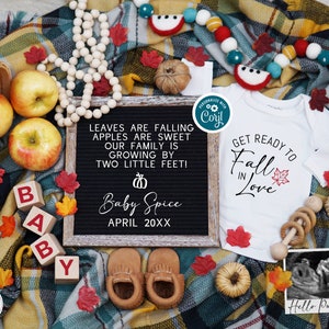 Peut inclure: Une annonce de naissance sur le th&egrave;me de l'automne avec un panneau en ardoise qui dit "Les feuilles tombent, les pommes sont sucr&eacute;es, notre famille s'agrandit de deux petits pieds ! Baby Spice, avril 20XX". On y voit aussi des chaussons de b&eacute;b&eacute;, un body qui dit "Pr&eacute;parez-vous &agrave; tomber amoureux", un panier de pommes et une image d'&eacute;chographie qui dit "Hello Pumpkin".