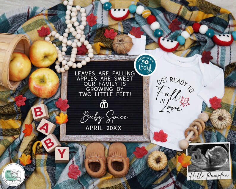 Peut inclure: Une annonce de naissance sur le th&egrave;me de l'automne avec un panneau en ardoise qui dit "Les feuilles tombent, les pommes sont sucr&eacute;es, notre famille s'agrandit de deux petits pieds ! Baby Spice, avril 20XX". On y voit aussi des chaussons de b&eacute;b&eacute;, un body qui dit "Pr&eacute;parez-vous &agrave; tomber amoureux", un panier de pommes et une image d'&eacute;chographie qui dit "Hello Pumpkin".