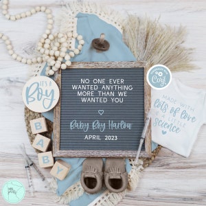 Puede incluir: Un anuncio de nacimiento con un tablero de letras que dice "Nadie jam&aacute;s quiso nada m&aacute;s que nosotros te quisi&eacute;ramos" y "Baby Boy Harlow Abril 2023". Hay un c&iacute;rculo de madera que dice "It's a Boy", un body blanco con el texto "Hecho con mucho amor y un poco de ciencia", un par de botitas de beb&eacute; marrones y un bloque de madera que deletrea "BABY".