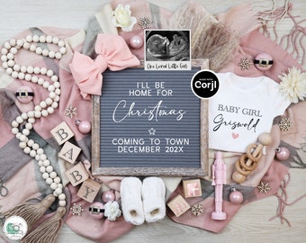 Peut inclure: Une annonce de naissance sur le thème de Noël avec un tableau à lettres qui indique "Je serai à la maison pour Noël. Arrivée en ville en décembre 202X". On y voit un nœud rose, un body blanc qui dit "Baby Girl Griswold" et une petite botte rose et blanche.