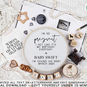 Peut inclure: Un tableau d'affichage blanc avec le texte "I'm so pregnant I act like it's my birthday everyday" et "Baby Swift I'm having his baby March 202X". Le tableau d'affichage est entouré de divers articles sur le thème des bébés, notamment un body blanc, des blocs en bois, une étoile en bois, un hochet en bois et une petite machine à écrire.
