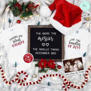 Anuncio de embarazo de Navidad de gemelos editable digital, tablero de cartas de embarazo de redes sociales de Santa Twins, cuanto más, mejor