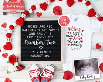 Op de afbeelding: Een zwart letterbord met de tekst "Roses are red, Valentines are sweet, Our family is expecting baby number two, Baby Kenley, August 2021". Een wit rompertje met rode hartjes en de tekst "Adding a little more love to our family". Een rode vrachtwagen met de tekst "Loads of love, XOXO". Een rood-witte krans van hartjes. Een paar rode babyschoentjes. Een echobeeld met de tekst "Baby Kenley".