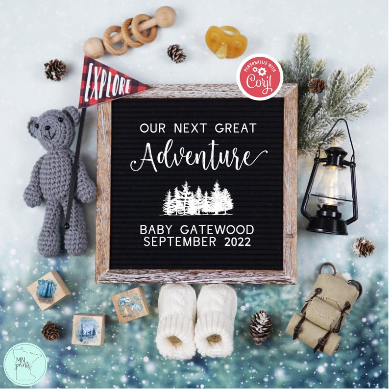 Pu&ograve; includere: Una lavagna nera con il testo "Our next great adventure" e "Baby Gatewood September 2022". La lavagna &egrave; circondata da una variet&agrave; di articoli per bambini, tra cui un orsacchiotto di peluche grigio, un paio di scarpine bianche, un giocattolo di legno e una piccola lanterna.
