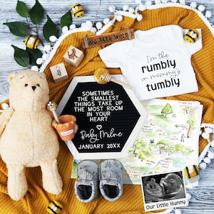 Annuncio di gravidanza digitale classico di Winnie-the-Pooh, Orsetto buffo, Rivelazione del bambino sui social media primavera-estate, Rumbly in Mommy's Tumbly