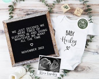 Peut inclure: Un tableau d'affichage noir avec le texte "We just decided we were tired of sleeping in and doing whatever we want all the time. November 2022." Une grenouillère blanche avec le texte "Baby Hurley" et un cœur. Une image d'échographie en noir et blanc avec le texte "We're Expecting".