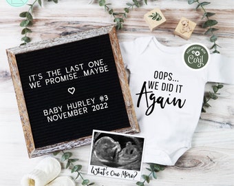 Peut inclure: Un tableau noir avec l'inscription "It's the last one. We promise...maybe. Baby Hurley #3 November 2022". On voit également un body blanc avec l'inscription "Oops...We did it again" et une image d'échographie en noir et blanc.
